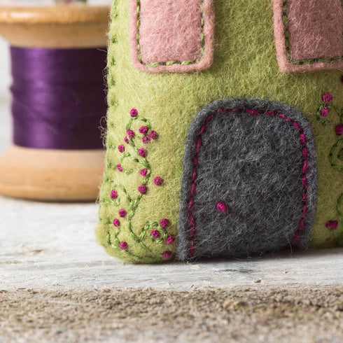 Corinne Lapierre: Lavendel Hus / Lavender Houses Felt Craft Kit