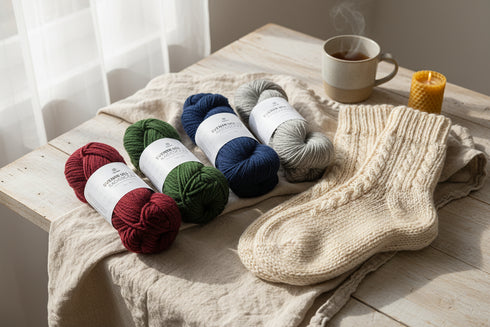 Svensk Ull Raggsocka Stränge mit Banderole und gestrickten Socken